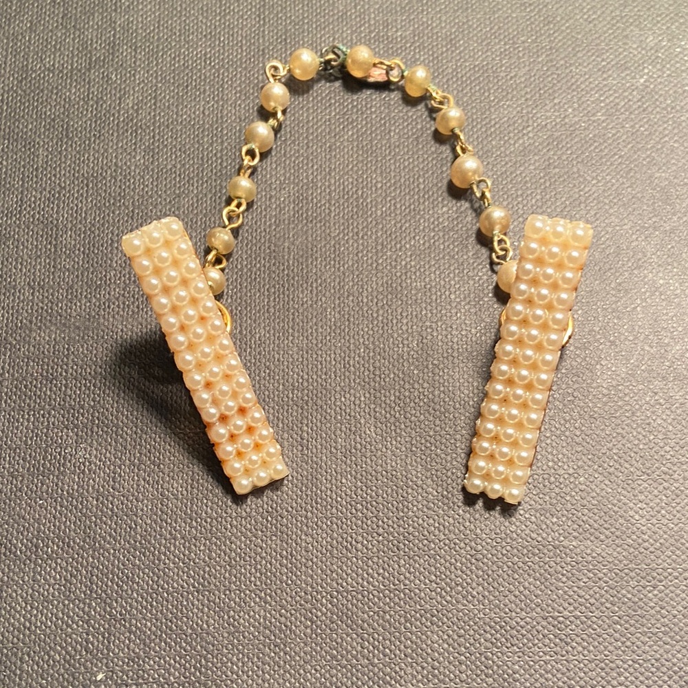 Vintage RETRO 1950s 50s Elegant Pearl Sweater Clip Brooch pin Chain attachment